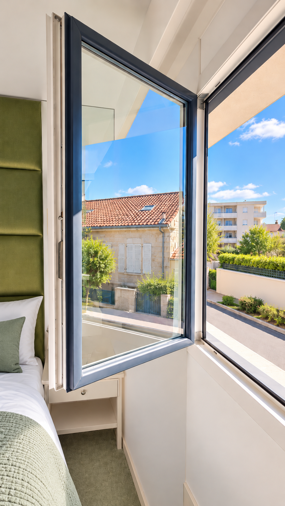 Fenêtre ouverte depuis une chambre