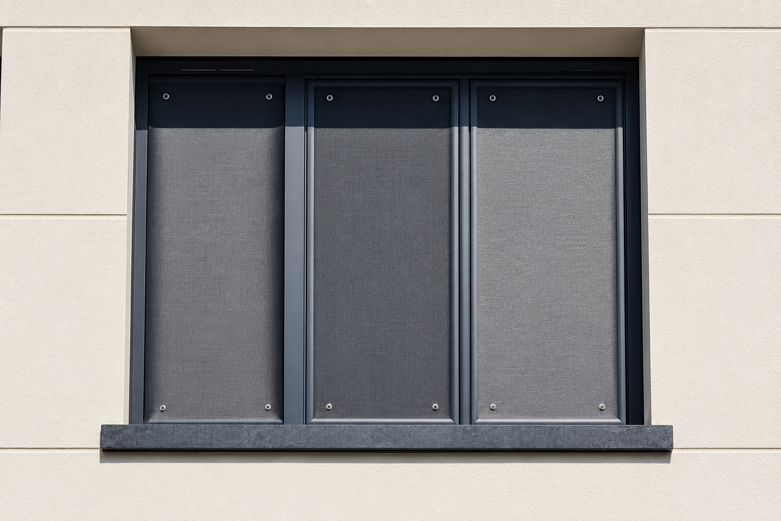 Trois protections VITEXA installées sur une façade