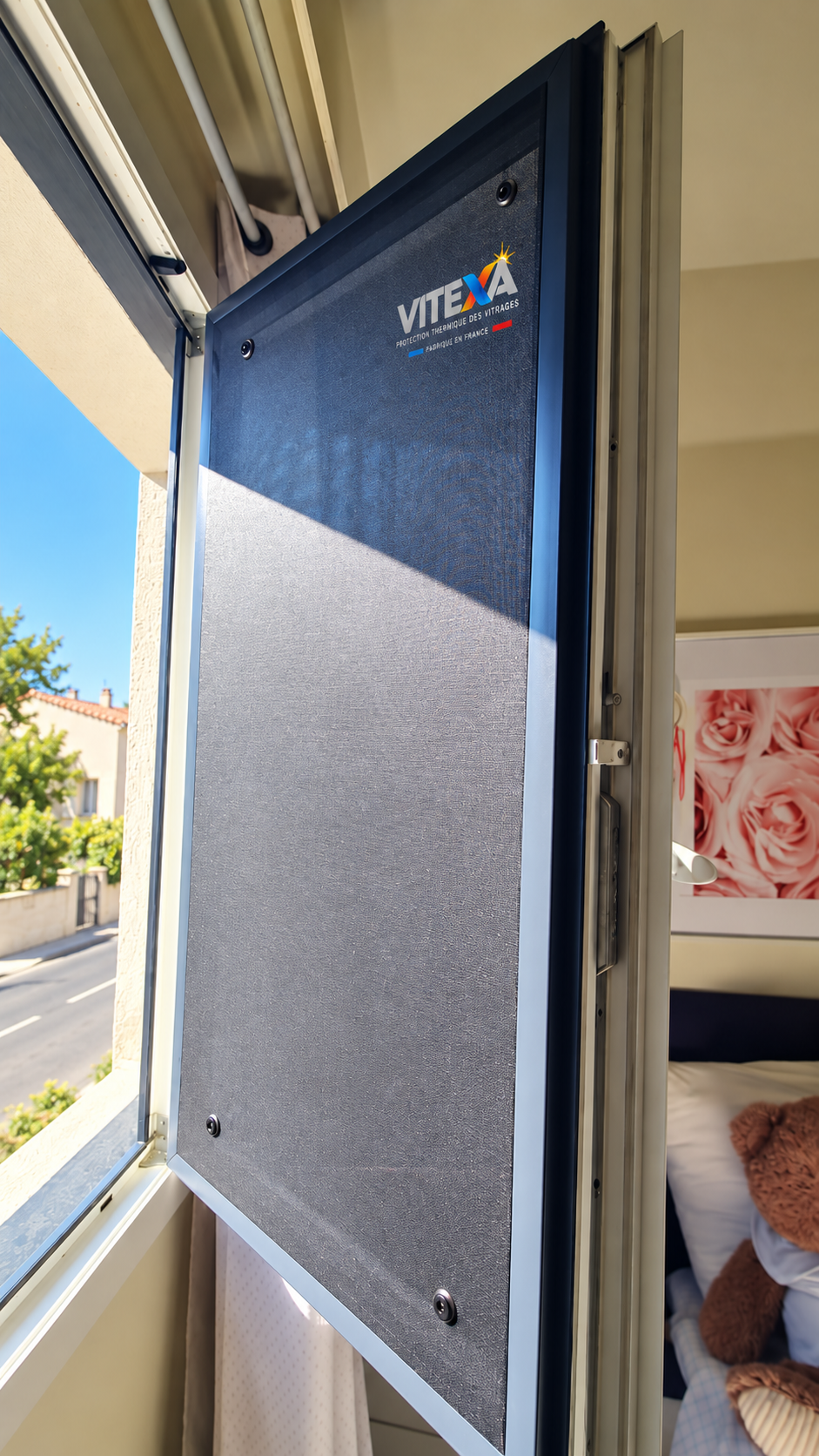 Protection thermique VITEXA installée sur une fenêtre